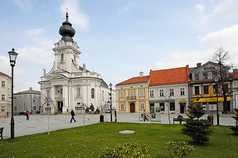 Bazylika w Wadowicach – mieście św. Jana Pawła II, papieża,  który wprowadził święto Miłosierdzia Bożego