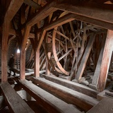 Więźba dachowa z oryginalnym kieratem deptakowym, którym wciągano na górę materiały budowlane