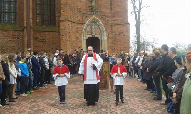 Symbole ŚDM w Smogorzowie i Idzikowicach