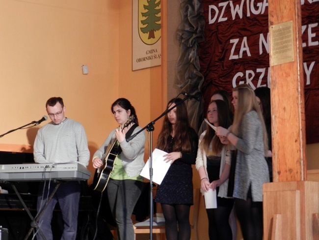 Symbole ŚDM w Obornikach Śląskich