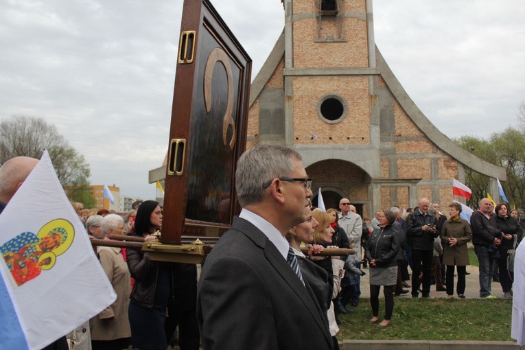 Procesja z obrazem Matki Bożej zmierza do starego kościoła, mijając budującą się świątynię