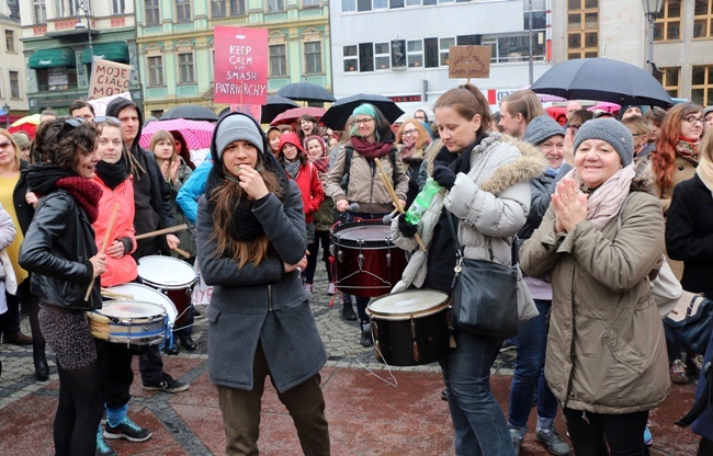 Manifa zwolenników aborcji na transparentach