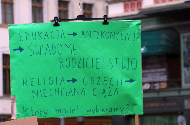 Manifa zwolenników aborcji na transparentach