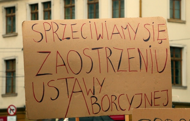 Manifa zwolenników aborcji na transparentach