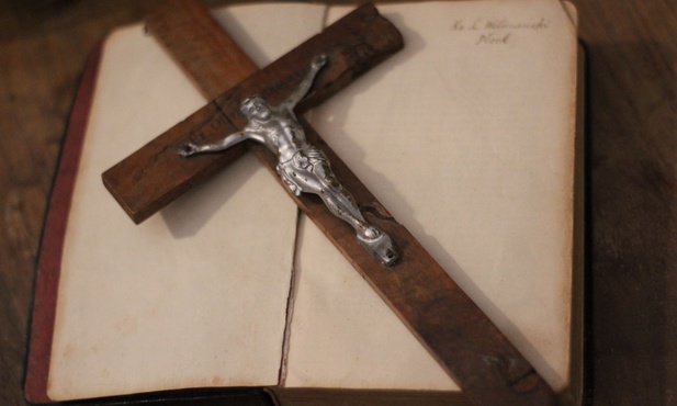 Pamiątki po bł. bp. Leonie Wetmańskim - krzyż i brewiarz - są przechowywane w Muzeum Diecezjalnym w Płocku