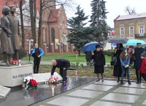 Pierwsi pod pomnikiem kwiaty złożyli najbliżsi kpt. pilota Artura Ziętka
