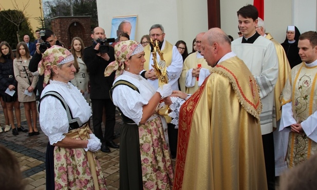 Przekazanie relikwiarzy delegacjom "Zabrzeżanek", które wniosły je do świątyni