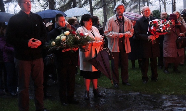 Delegacje złożyly kwiaty pod tablicą pamięci ofiar spod Smoleńska