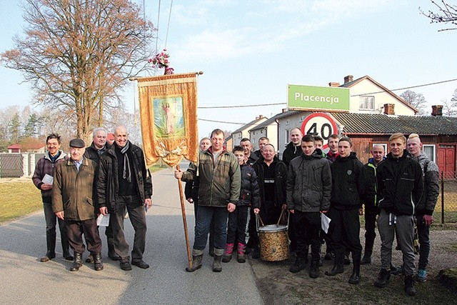  Mężczyźni z Placencji ze swoją chorągwią