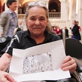  Stanisława Pałętka z odbitką swojej grafiki