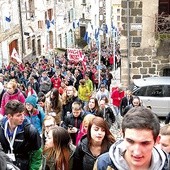  U celu pielgrzymkowej drogi wspinali się do sanktuarium Notre Dame du Puy 