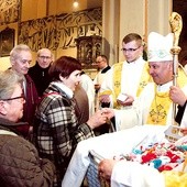  Bp R. Pierskała wręcza symboliczne pantofelki osobom, które podjęły duchową adopcję poczętych dzieci