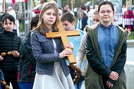  Nawiedzeniu obrazu Matki Bożej Częstochowskiej w parafiach często towarzyszy hasło: „Odnowić śluby nasze chcemy”, nawiązujące do milenijnego zawierzenia Polski Maryi. Na zdjęciu: nawiedzenie obrazu Czarnej Madonny w parafii św. Józefa w Płocku