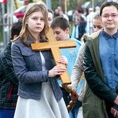  Nawiedzeniu obrazu Matki Bożej Częstochowskiej w parafiach często towarzyszy hasło: „Odnowić śluby nasze chcemy”, nawiązujące do milenijnego zawierzenia Polski Maryi. Na zdjęciu: nawiedzenie obrazu Czarnej Madonny w parafii św. Józefa w Płocku