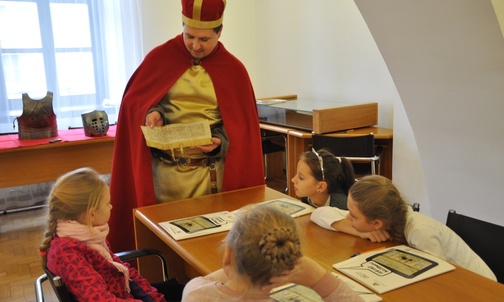 Książę Bolesław I pokazywał dzieciom stare dokumenty Wojciechowe ślady