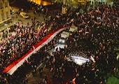 W uroczystościach w Warszawie, według szacunków PiS, uczestniczyło ok. 100 tys. osób