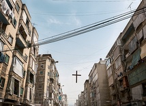 Krzyż, jakich wiele, zawieszony na kablach elektrycznych na ulicach Bejrutu