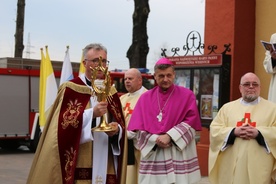 Wierni wraz z kapłanami pod przewodnictwem bp. Romana Pindla oczekiwali na przybycie obrazu Jezusa Miłosiernego