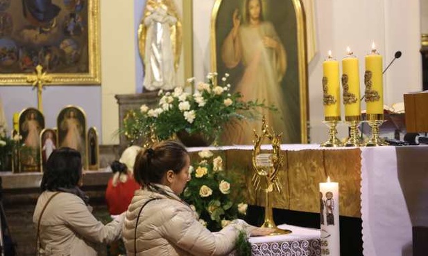 Po zakończeniu powitalnej Eucharystii każdy mógł adorować znaki miłosierdzia i uczcić je