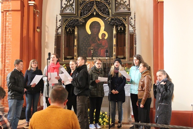 Symbole ŚDM w świetlicy "Tobiaszki" i kościele św. Antoniego