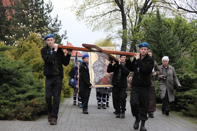 Symbole ŚDM w świetlicy "Tobiaszki" i kościele św. Antoniego