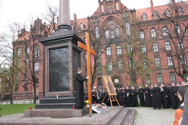 Symbole ŚDM przy kolumnie Chrystusa Króla