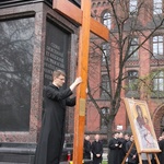 Symbole ŚDM przy kolumnie Chrystusa Króla