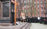 Symbole ŚDM przy kolumnie Chrystusa Króla