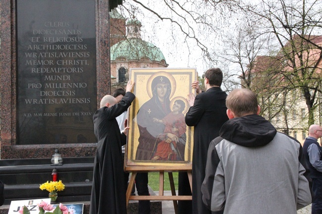 Symbole ŚDM przy kolumnie Chrystusa Króla