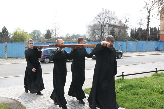 Symbole ŚDM przy kolumnie Chrystusa Króla