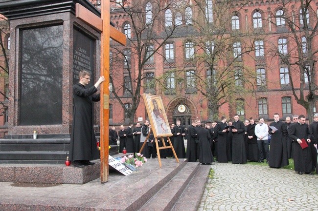 Iskra Miłosierdzia u stóp seminarium