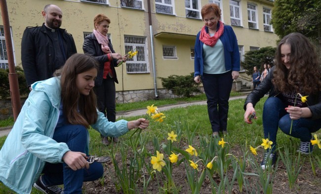 Z uczennicami kwiaty ścinali ks. Damian Drabikowski, Joanna Wdowska i Iwona Stępniewska