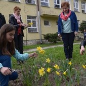 Z uczennicami kwiaty ścinali ks. Damian Drabikowski, Joanna Wdowska i Iwona Stępniewska