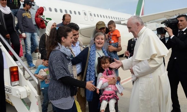 Papież zabrał do Rzymu 12 uchodźców