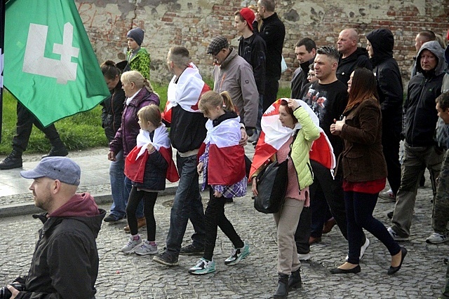 Manifestacja przeciwko imigrantom