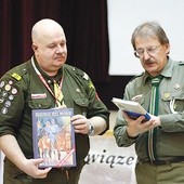 Na czele Zarządu Okręgu stanął Krzysztof Jerzy Piaseczny (z lewej). Obok Grzegorz Nowik, przewodniczący ZHR 