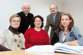  Agnieszka Pętal (pierwsza z lewej) z ekipą poradni życia rodzinnego