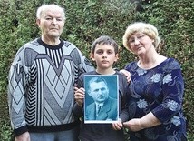 Artur i Hildegarda Badejowie z wnukiem Ryszardem, imiennikiem wywiezionego na Wschód pradziadka, żołnierza AK. Rysiek trzyma jego fotografię