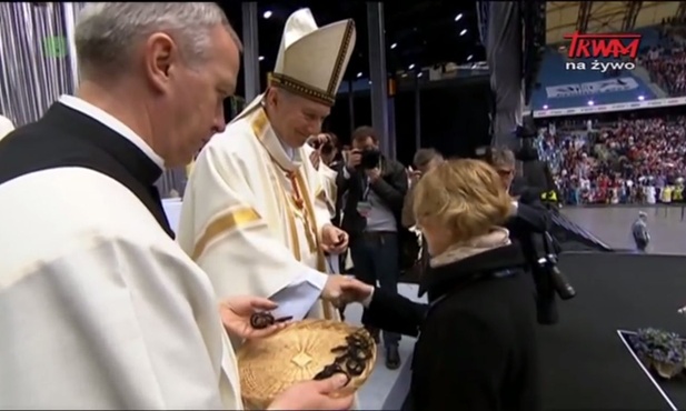 Beata Stach odbiera krzyżyk misyjny od legata papieskiego 