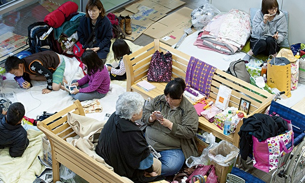 18.04.2016. Japonia. Mashiki. Ofiary trzęsienia ziemi w centrum ewakuacyjnym. Co najmniej 41 ludzi zginęło, a ponad 180 tysięcy ewakuowano po serii wstrząsów sejsmicznych, które nawiedziły południowo-zachodnią Japonię.