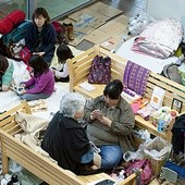 18.04.2016. Japonia. Mashiki. Ofiary trzęsienia ziemi w centrum ewakuacyjnym. Co najmniej 41 ludzi zginęło, a ponad 180 tysięcy ewakuowano po serii wstrząsów sejsmicznych, które nawiedziły południowo-zachodnią Japonię.