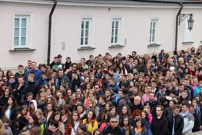 Maturzyści na Jasnej Górze - Droga Krzyżowa