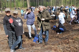 Dzieciom i młodzieży przy sadzeniu pomagali dorośli. Ta grupa młodych ludzi mogła liczyć na wsparcie Piotra Kacprzaka, wicedyrektora ds. gospodarki leśnej RDLP w Radomiu