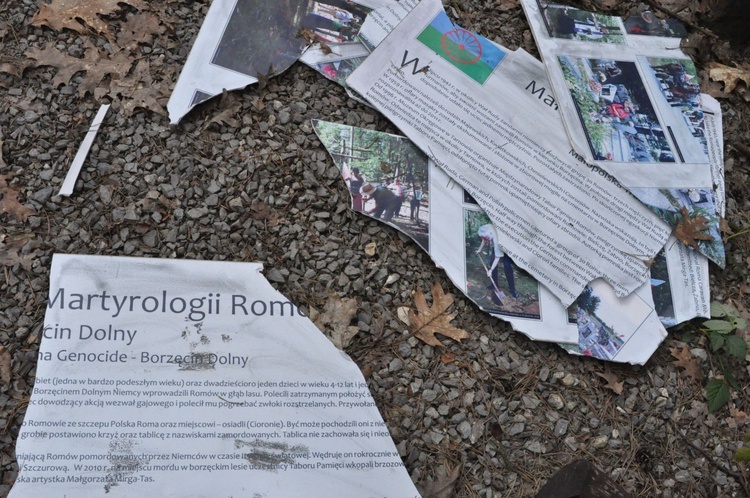 Zniszczony pomnik zagłady Romów