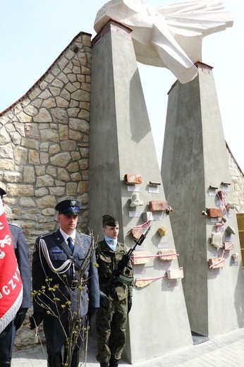 Odsłonięcie pomnika "Niezłomnym-Ojczyzna" w Morawicy