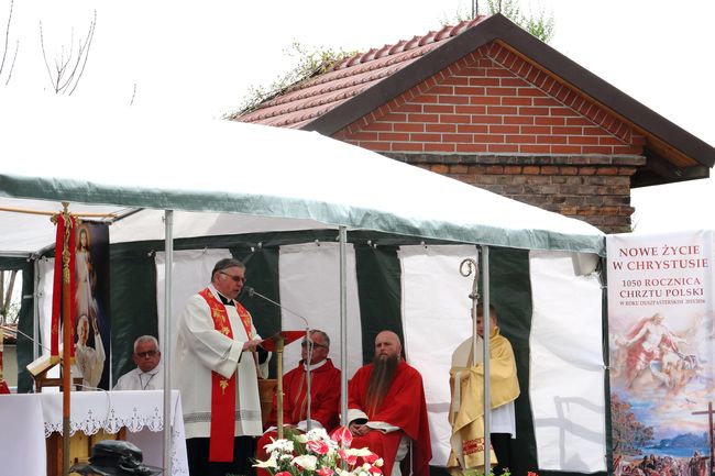 Odsłonięcie pomnika "Niezłomnym-Ojczyzna" w Morawicy