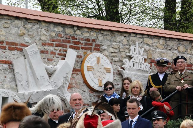 Odsłonięcie pomnika "Niezłomnym-Ojczyzna" w Morawicy