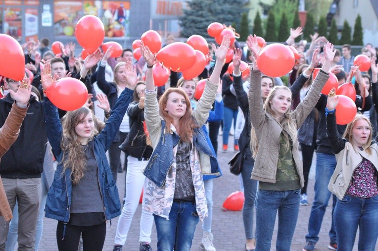 Taniec z balonami do hymnu ŚDM 2016