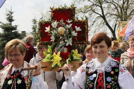 Podczas drogi wierni niosą na ramionach relikwie swojej sąsiadki i matki