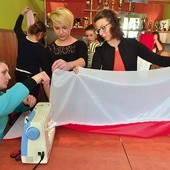 Podczas szycia flag w remizie strażackiej w Lutomi Dolnej.